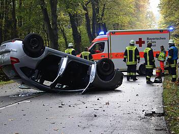 Der Wagen des Ehepaars aus dem Coburger Raum, der sich zwischen Schney und Buch überschlug Foto: Frank Spitzenpfeil