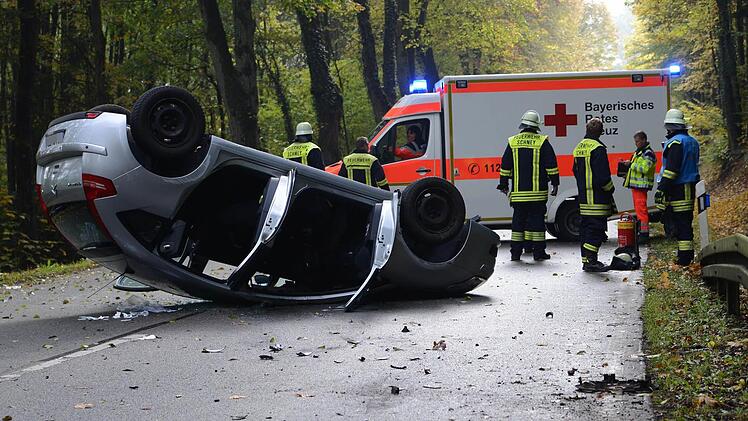 Der Wagen des Ehepaars aus dem Coburger Raum, der sich zwischen Schney und Buch überschlug Foto: Frank Spitzenpfeil