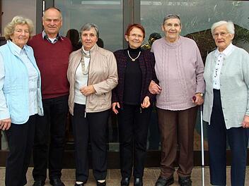 Ehrungen gab es bei der allerletzten Weihnachtsfeier des Ortsverbandes (von links): Margarethe Bauer, Anton Leiber (Vorsitzender), Lydia Rath (Bezirksvorsitzende), Anni Misch (stellvertretende Vorsitzende), Helga Trimbach und Luitgard Ebert. Foto: Erich Ammon