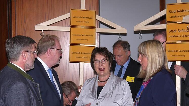 Die Coburger Delegation um Landrat Michael Busch (links) und Coburgs stellvertretende Bürgermeisterin, Birgit Weber (rechts), im Gespräch mit Bundeswirtschaftsministerin Brigitte Zypries.Berthold Köhler