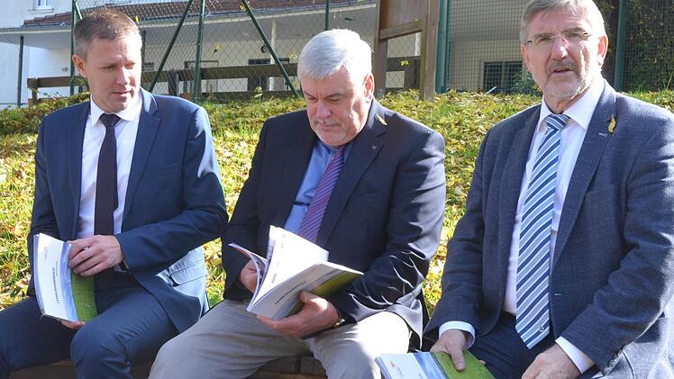 Begutachten das neue Lehrerhandbuch (von links) Marco Steiner, Norbert Tessmer und Michael Busch. Fotos: Rainer Lutz