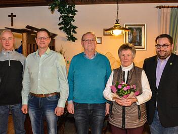 Beim Obst- und Gartenbauverein Waldfenster sind langj&auml;hrige Mitglieder geehrt worden: (von links) Roland Kleinhenz (stellvertretender Vorsitzender), Roland Schlereth (Vorsitzender), Winfried Schmitt, Helga Albert und, Markus Stockmann (Vorsitzender des Kreisverbandes f&uuml;r Landespflege Bad Kissingen). Bj&ouml;rn Hein