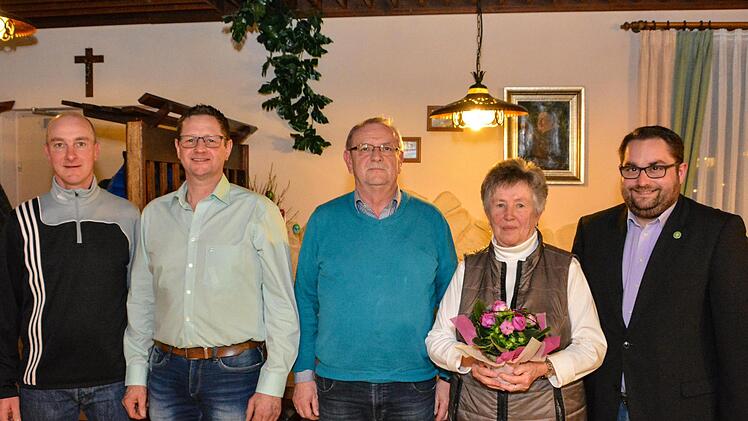 Beim Obst- und Gartenbauverein Waldfenster sind langj&auml;hrige Mitglieder geehrt worden: (von links) Roland Kleinhenz (stellvertretender Vorsitzender), Roland Schlereth (Vorsitzender), Winfried Schmitt, Helga Albert und, Markus Stockmann (Vorsitzender des Kreisverbandes f&uuml;r Landespflege Bad Kissingen). Bj&ouml;rn Hein