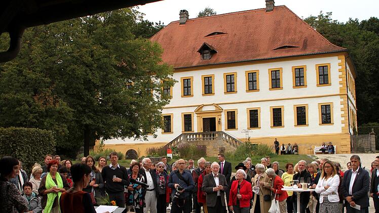 Viele Gäste fanden sich zur Eröffnung im herrlichen Ambiente des Schlosses Weißenbrunn ein.