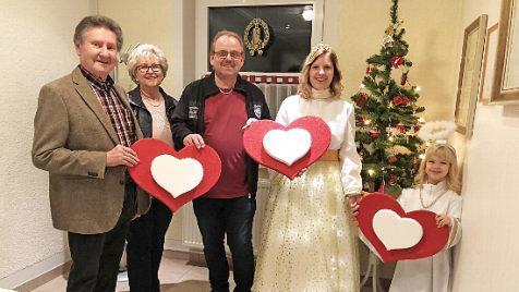 Die Firma Zeuß & Gäßlein spendet 3500 Euro für soziale Zwecke. Hier bei der Übergabe von 1500 Euro an "1000 Herzen für Kronach" (von links): Gerhard und Herta Burkert-Mazur, Firmeninhaber Wolfgang Zeuß, das Kronacher Christkind mit Engel.  Foto: K.-H. Hofmann