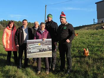 Prominenter Besuch auf dem Anwesen Holl in Stöcken: von links Susan Teuchgräber (stellvertr. Kreisbäuerin), Michael Bienlein (Kreisobmann BBV), Hans Rebelein (Geschäftsführer BBV), Marion Warmuth (Kreisbäuerin), Landwirt Simon Holl und Lothar Teuchgräber (stellvertr. Kreisobmann) Fotos: Monika Schütz