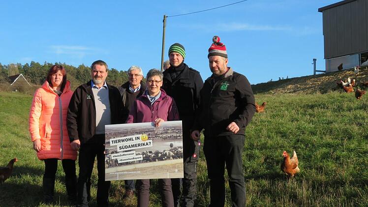 Prominenter Besuch auf dem Anwesen Holl in Stöcken: von links Susan Teuchgräber (stellvertr. Kreisbäuerin), Michael Bienlein (Kreisobmann BBV), Hans Rebelein (Geschäftsführer BBV), Marion Warmuth (Kreisbäuerin), Landwirt Simon Holl und Lothar Teuchgräber (stellvertr. Kreisobmann) Fotos: Monika Schütz