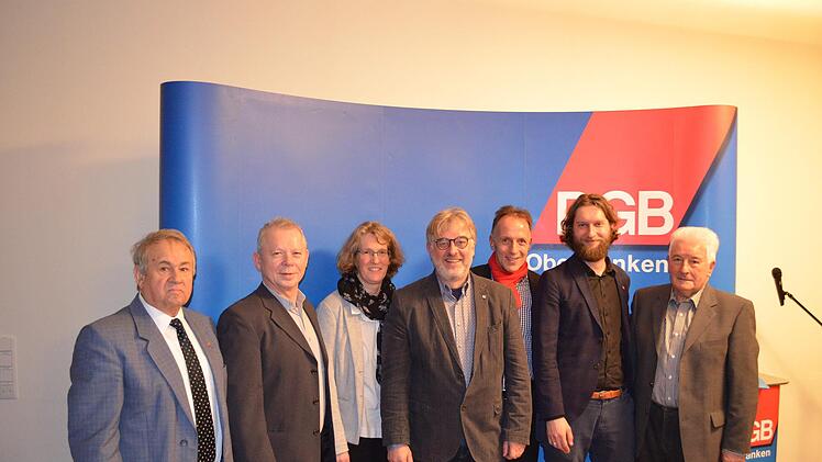 DGB-Kreisvorsitzender Heinz Gärtner (links), sein  Vertreter Helmut Hofmann (Zweiter von links), die evangelische Pfarrerin Tanja Vincent (Dritte von links), der katholische Betriebsseelsorger Norbert Jungkunz (Mitte), DGB-Regionalvorsitzender Mathias Eckardt (Dritter von rechts), Gastredner David Schmitt (Zweiter von rechts) und Dritter Bürgermeister Winfried Weinbeer waren sich einig, dass gewerkschaftliche Arbeit und Mitbestimmung wesentliche Faktoren für einen sozialen Frieden seien. Fot...
