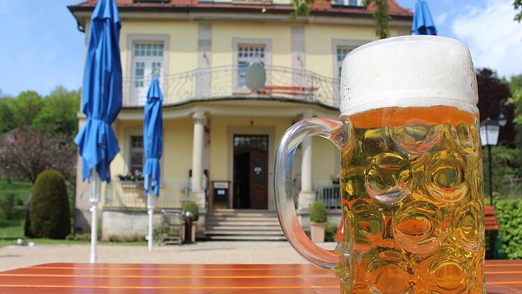 Die Maß Bier steht schon bereit und wartet auf die Gäste im Lola´s im Staatsbad Brückenau. Foto: Julia Raab