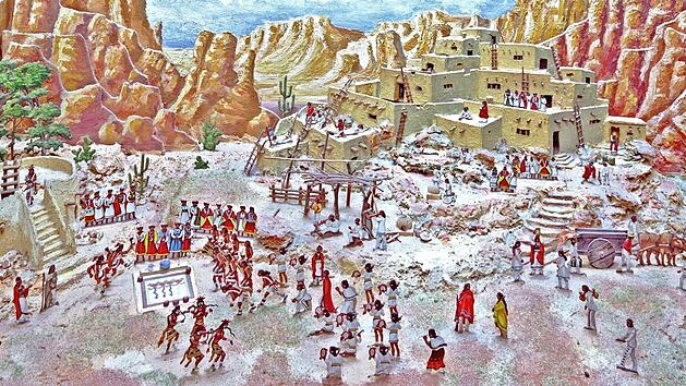 Die terrassierte Lehmsiedlung der Hopi-Indianer mit Tempel und Versammlungsplatz, auf dem der Schlangen-Ritual stattfindet, vorne die Maskent&auml;nzer, hinter der Schlangengruben die Priester, rechts Frauen mit Mehlst&auml;ubern, um die giftigen Klapperschlangen zu bet&auml;uben