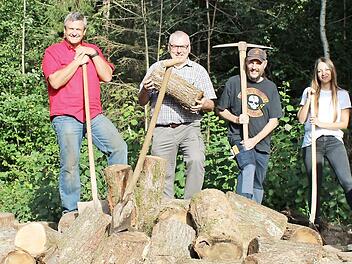 Die Helfer auf &bdquo;ihrem&ldquo; Hirschk&auml;fermeiler (von rechts nach links): Sybille Appoldt, Thomas Obeth, Friedbert K&ouml;nig, Karl Deinzer, Michael Hahn, Triantofillia Zafeires, Stephan Keilholz und Sebastian Nagl