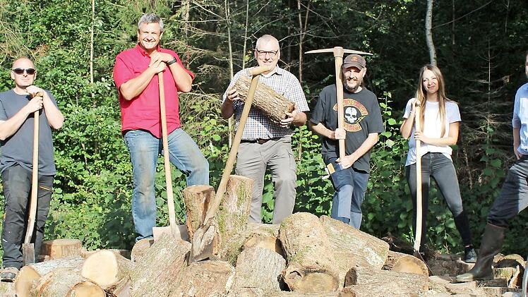 Die Helfer auf „ihrem“ Hirschkäfermeiler (von rechts nach links): Sybille Appoldt, Thomas Obeth, Friedbert König, Karl Deinzer, Michael Hahn, Triantofillia Zafeires, Stephan Keilholz und Sebastian Nagl