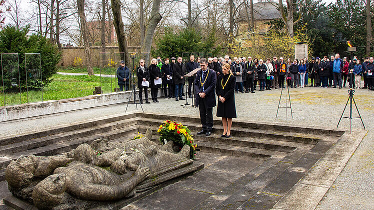 W&uuml;rzburg gedenkt Opfern der Bombennacht 1945 - "unheimlich viel Leid"