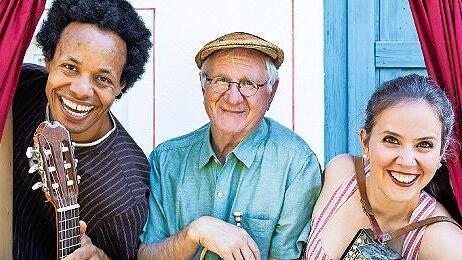 Hans Well (Mitte) mit seiner Tochter Sarah und seinem neuen Mitstreiter Komalé Akakpo.