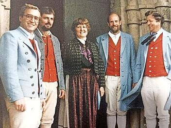Das Foto der Musikgruppe &bdquo;Rh&ouml;ner Schulmeister&ldquo;zeigt von links: Martin Fenn (Trompete), Walter Borst (Klarinette), Martha Moritz (Gitarre/Tenorhorn), Winfried Hanshans (Kontrabass/Tuba) und Ludwig Moritz (Akkordeon; musikalischer Leiter).