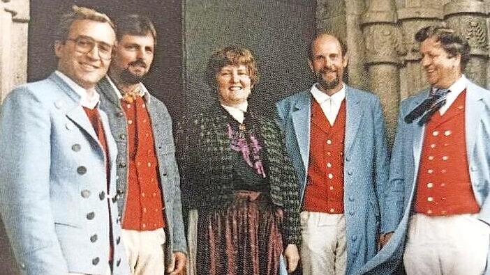 Das Foto der Musikgruppe &bdquo;Rh&ouml;ner Schulmeister&ldquo;zeigt von links: Martin Fenn (Trompete), Walter Borst (Klarinette), Martha Moritz (Gitarre/Tenorhorn), Winfried Hanshans (Kontrabass/Tuba) und Ludwig Moritz (Akkordeon; musikalischer Leiter).