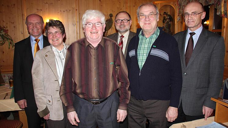 Die Geehrten Fausten und Schauer mit Landrat Habermann, Ortsvorsitzender Rögner, Bürgermeister Herrmann und Bürgermeister Schneider (von links).