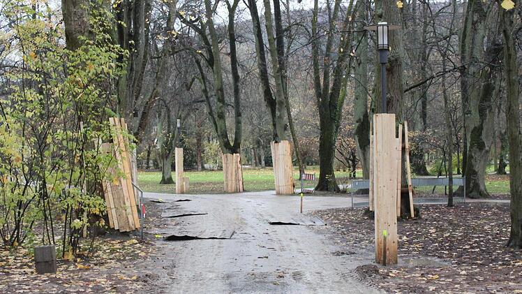 Um die Bäume im Park vor den Baufahrzeugen zu schützen, erhielten sie einen Schutz aus Holzlatten. Foto: Thomas Mäuser