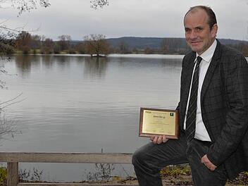 Firmenchef Thomas Porzner mit seiner Europa-Auszeichnung an der neuen Mainschleife Foto: Ronald Rinklef