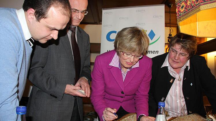 Bei der Auszählung: zwei Fehler auf der Anwesenheitsliste sorgten kurzfristig für Probleme.