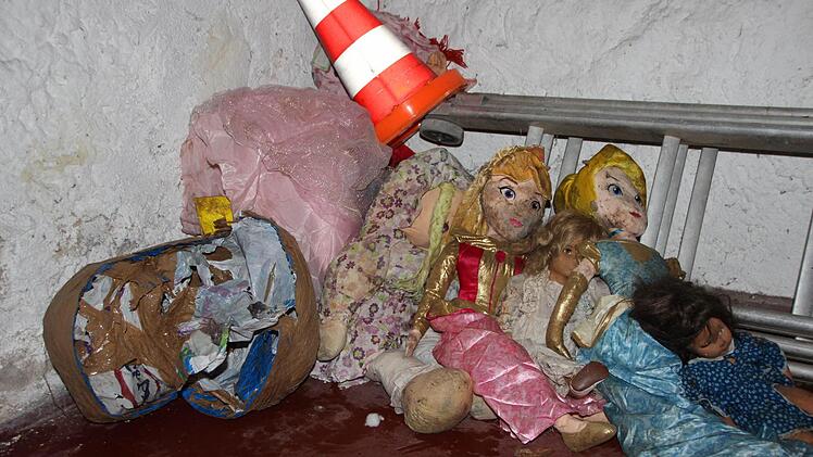 Die Puppen und Kinderkleider waren in Plastiktüten verpackt und im Wald bei Treinfeld vergraben worden.