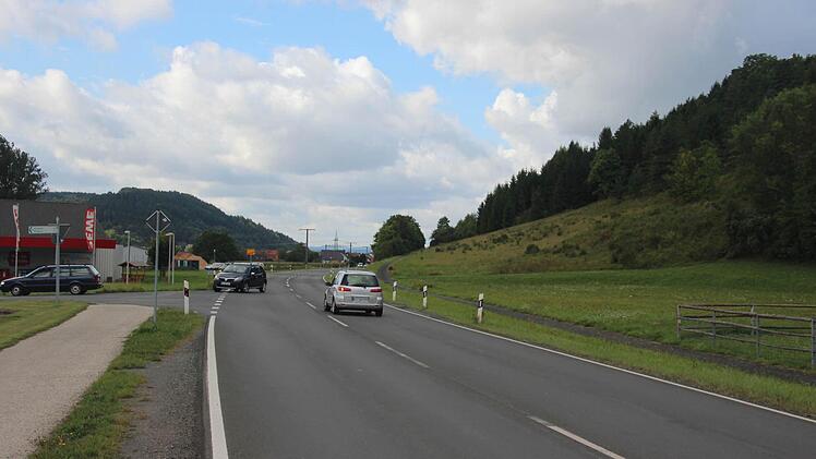 Wegen der Linksabbieger aus Richtung Norden zum Rewe-Markt im Süden Steinbergs soll eine Linksabbiegerspur eingerichtet werden. Rechts, wo hinter dem Stangenzaun noch grüne Wiese ist, will ein Investor einen Einkaufsmarkt errichten. Der müsste ebenfalls mit einer Linksabbiegerspur aus Richtung Friesen angebunden werden.  Fotos: Friedwald Schedel