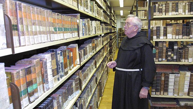 Eine Tradition endet: Bereits 2012 war die Klosterbücherei (hier mit Frater Pius Pfaller) ins Diözesanarchiv nach Würzburg überführt worden.Foto: Bistum Würzburg