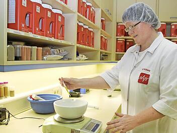 Produktentwicklerin Barbara Scholz stellt ein Gewürzmuster für einen Kunden her. In Kulmbach werden individuelle Wünsche erfüllt - für Auftraggeber in aller Welt. Foto: Dagmar Besand