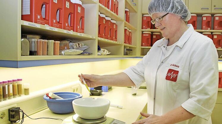 Produktentwicklerin Barbara Scholz stellt ein Gewürzmuster für einen Kunden her. In Kulmbach werden individuelle Wünsche erfüllt - für Auftraggeber in aller Welt. Foto: Dagmar Besand