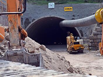 Mit schwerem wird der neue Tunnel immer weiter durch den Burgberg getrieben. Hoch oben hängt das Plakat mit dem Namen der Tunnelpatin "Karin". Foto: Nikolas Pelke
