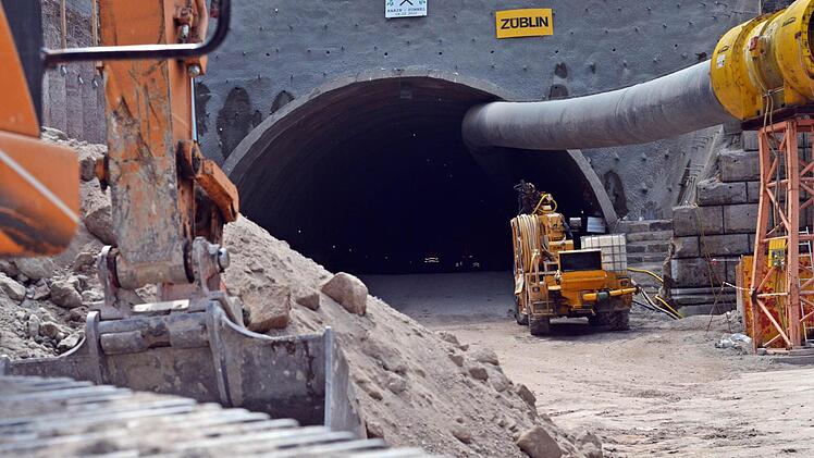 Mit schwerem wird der neue Tunnel immer weiter durch den Burgberg getrieben. Hoch oben hängt das Plakat mit dem Namen der Tunnelpatin "Karin". Foto: Nikolas Pelke