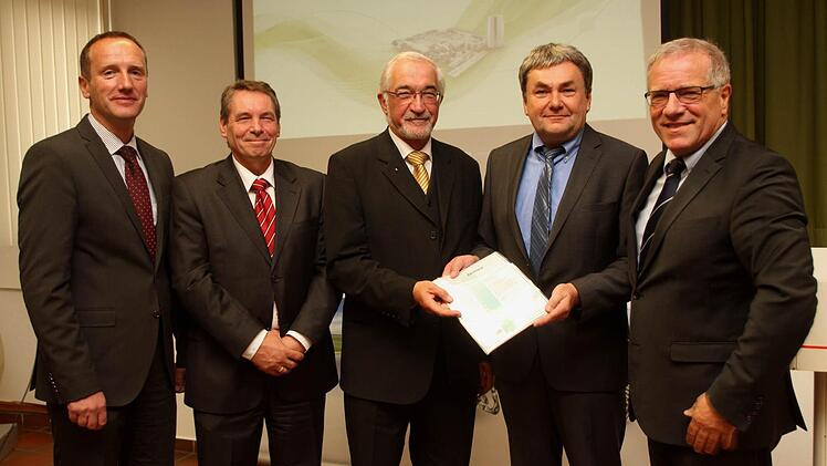 Bei der Übergabe der Zertifizierung (von links) Bürgermeister Michael Ziegler, Günther Gaag (Leiter des Gewerbeaufsichtsamtes Würzburg), Regierungspräsident Paul Beinhofer, Werkleiter . Josef Scheller und Staatssekretär Johannes Hintersberger. Foto: Günther Geiling