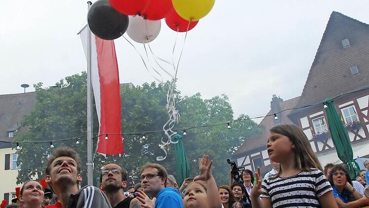 Jetzt steigen die Ballons gen Himmel auf ...