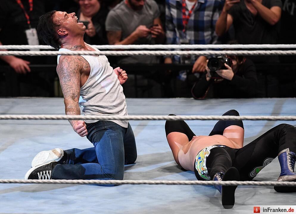 Wrestling in München - Tim Wiese gibt sein Debüt und siegt