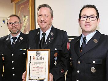 Zum Ehrenvorsitzenden des Feuerwehrvereins Westheim wurde Roland Pfülb (Mitte) ernannt. Es gratulierten Kommandant Wolfgang Besler (links) und Vorsitzender Sebastian Reuter. Foto: Gerd Schaar