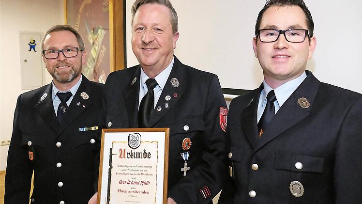 Zum Ehrenvorsitzenden des Feuerwehrvereins Westheim wurde Roland Pfülb (Mitte) ernannt. Es gratulierten Kommandant Wolfgang Besler (links) und Vorsitzender Sebastian Reuter. Foto: Gerd Schaar