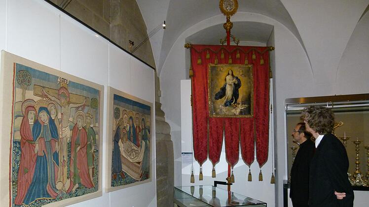 Blick in die Ausstellung mit der Sodalitätsfahne und den spätgotischen Wirkteppichen.