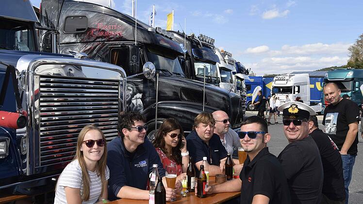 Der Trucker-Club aus Voralberg in Österreich diskutierte vor seinem amerikanischen Freight-Liner.