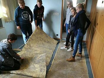 Die jungen Aschbacher halfen bei der Renovierung der ehemaligen Bankfiliale.     Foto: privat