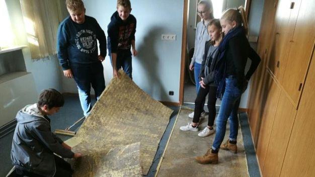 Die jungen Aschbacher halfen bei der Renovierung der ehemaligen Bankfiliale.     Foto: privat