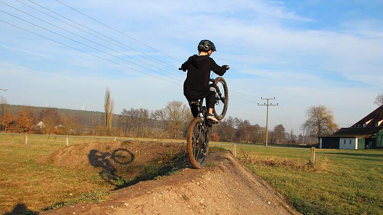 Noch zeigen die Biker am Gänsanger in Wachenroth ihre Kunststückchen.  Foto: Andreas Dorsch