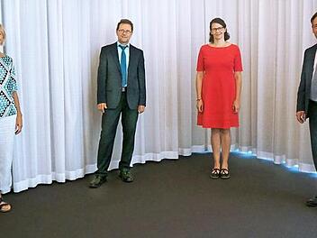 Zweimal Bamberg im Landratsamt geehrt: Landrat Alexander Tritthart (r.) mit Alexandra Mischner (2. v. r.) und Norbert Ratzke. Auch Personalratsvorsitzende Gudrun Wagner gratulierte. Foto: Stephanie Mack