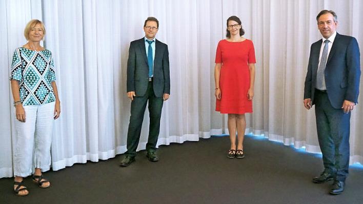 Zweimal Bamberg im Landratsamt geehrt: Landrat Alexander Tritthart (r.) mit Alexandra Mischner (2. v. r.) und Norbert Ratzke. Auch Personalratsvorsitzende Gudrun Wagner gratulierte. Foto: Stephanie Mack