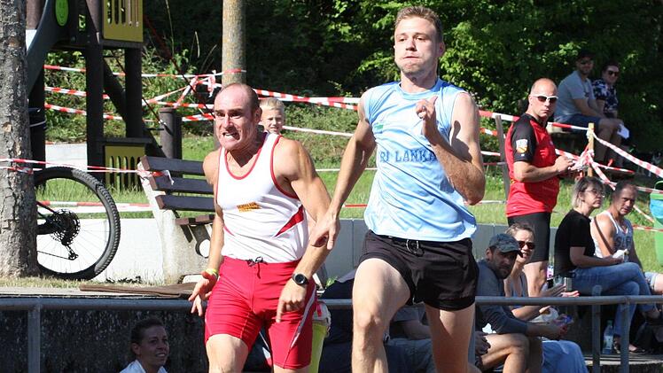 Giotti Federico (links) aus Italien und Lokalmatador Willy Voss geben alles im Sprint über die 100 Meter. Foto: Reinhold Nürnberger