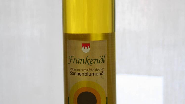 In Flaschen wie dieser verkauft die Erzeugergemeinschaft Kitzingen ihr Sonnenblumenöl.