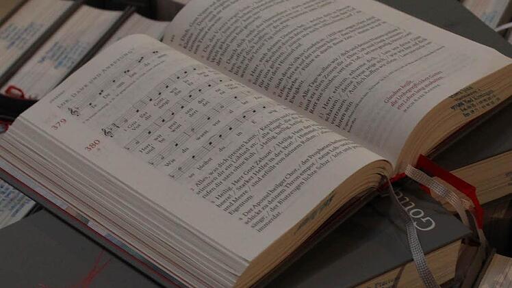Das Standardexemplar des neue Gotteslobs liegt in der Bad Kissinger Stadtpfarrkirche aus. Die 200 Stück haben bisher für alle Kirchgänger gereicht. In den Geschäften ist das Buch ausverkauft. Fotos: Carmen Schmitt