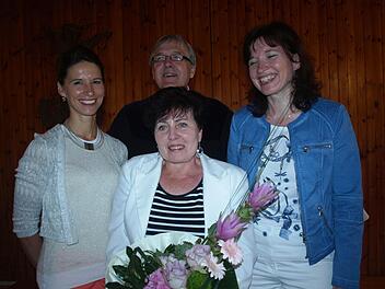 14 Jahre lang engagierte sich Marion Raaz (Mitte) als Mesnerin in der evangelischen Kirchengemeinde. Ihre Dienste würdigten Pfarrer Philipp Klein (hinten) sowie im Namen des Kirchenvorstands Bad Kissingen Susanne Blaßdörfer (links) und Christine Schenk (rechts). Foto: S. Geiger
