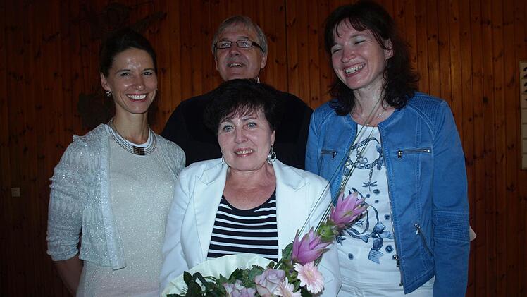 14 Jahre lang engagierte sich Marion Raaz (Mitte) als Mesnerin in der evangelischen Kirchengemeinde. Ihre Dienste würdigten Pfarrer Philipp Klein (hinten) sowie im Namen des Kirchenvorstands Bad Kissingen Susanne Blaßdörfer (links) und Christine Schenk (rechts). Foto: S. Geiger