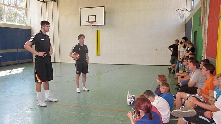 Leon Kratzer, ProA Team Bike-Cafe Messingschlager Baunach und NBBL Nachwuchsspieler, sowie Sebastian Böhnlein, Schulkoordinator der Brose Baskets (von links) zogen bei ihren Ausführungen die Kinder der Dominikus-Savio-Schule in ihren Bann.