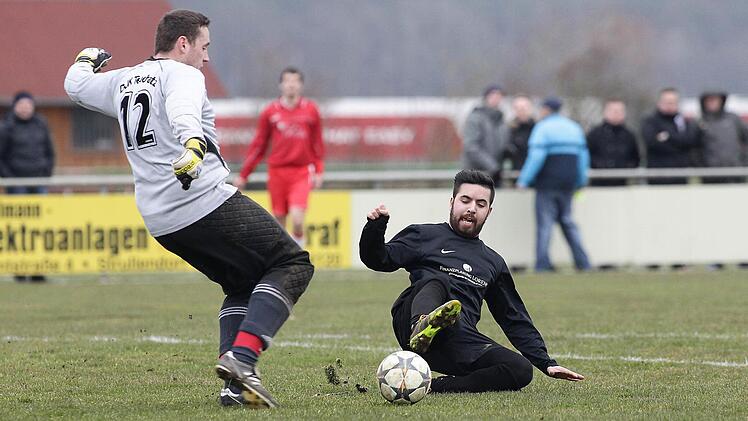 Cem Ötztürk (r.) kommt einen Schritt zu spät.
